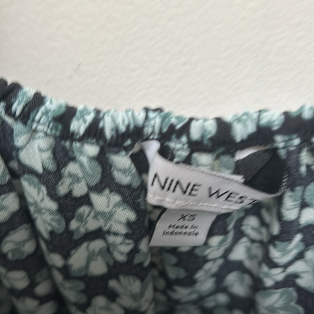 Nine West Black Floral Blouse - Size XS - Picture 4 of 8